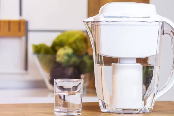 Dajú sa kanvice s filtrovanou vodou používať na zdravé stravovanie? Odborník vyjadruje pochybnosti.