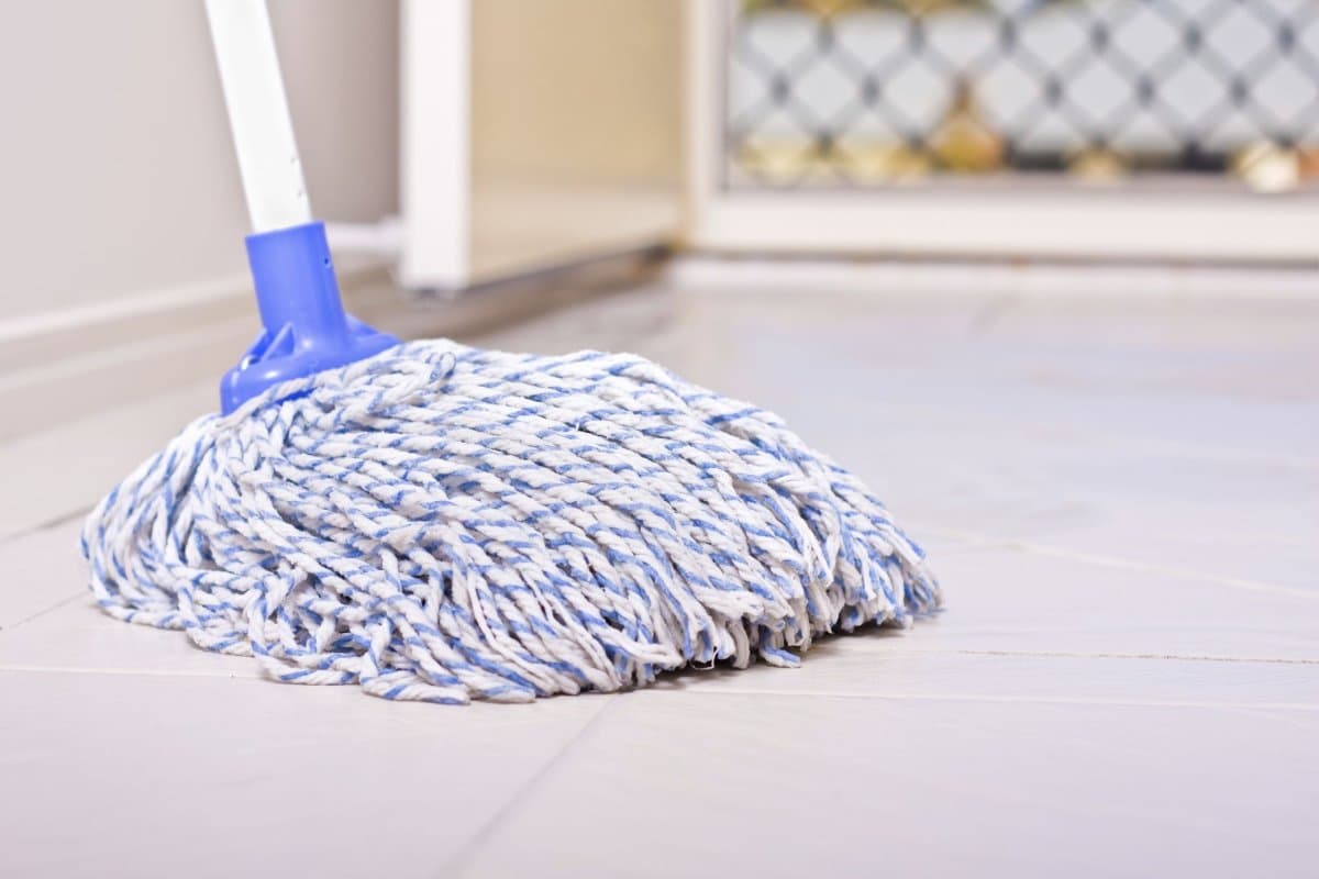 Čistenie podlahy v kúpeľni alkoholom: načo je to potrebné a prečo sa to odporúča robiť