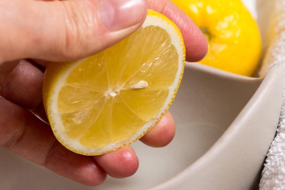 Potrieť citrónom okenné lišty: načo to je potrebné a aké sú výhody