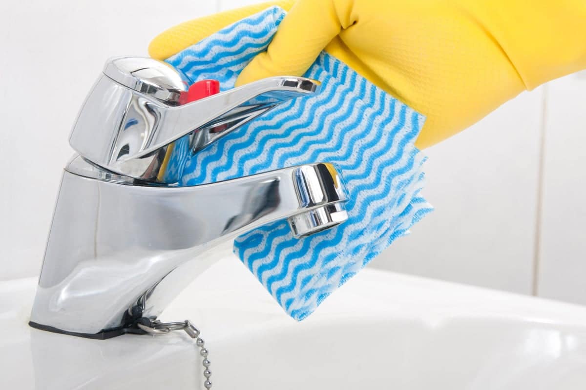 Na čistenie vodovodných kohútikov od vodného kameňa môžete zabudnúť na ocot a citrón: tento málo známy trik im bez námahy dodá lesk ako nové.