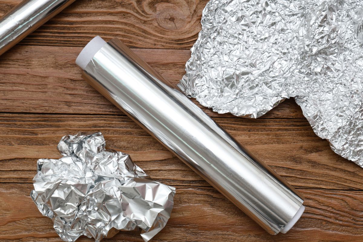 Hliníková fólia na okenných lištách: na čo slúži a ako často sa odporúča používať