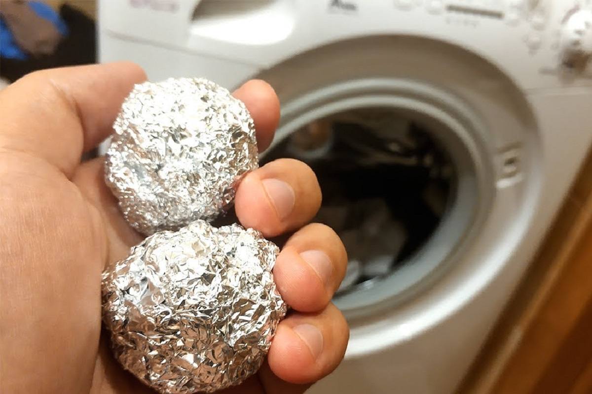 Prečo použitie hliníkových guličiek v práčke zabraňuje poškodeniu odevov