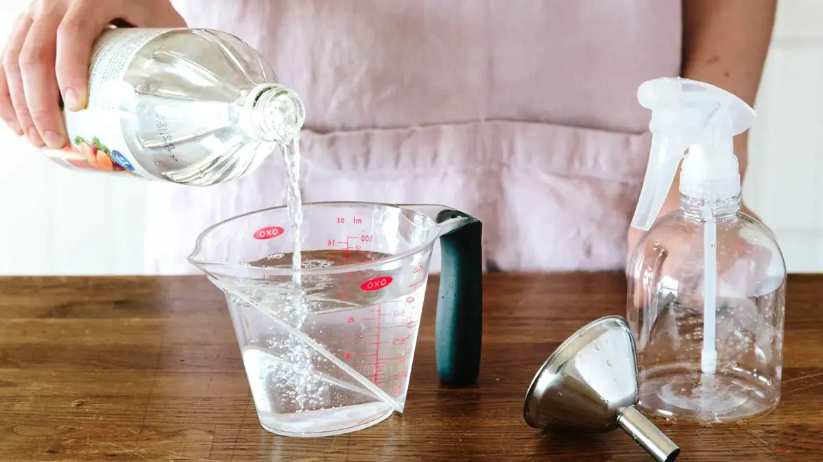 Prečo striekať ocot na kľučky v domácnosti: na čo sa používa a prečo sa odporúča