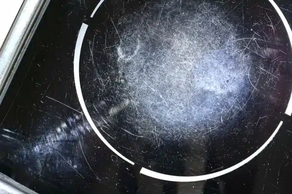 Jak vyčistit nerezový dřez, aby znovu vypadal jako nový