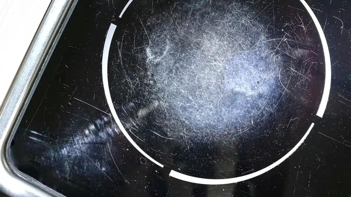 Jak vyčistit nerezový dřez, aby znovu vypadal jako nový