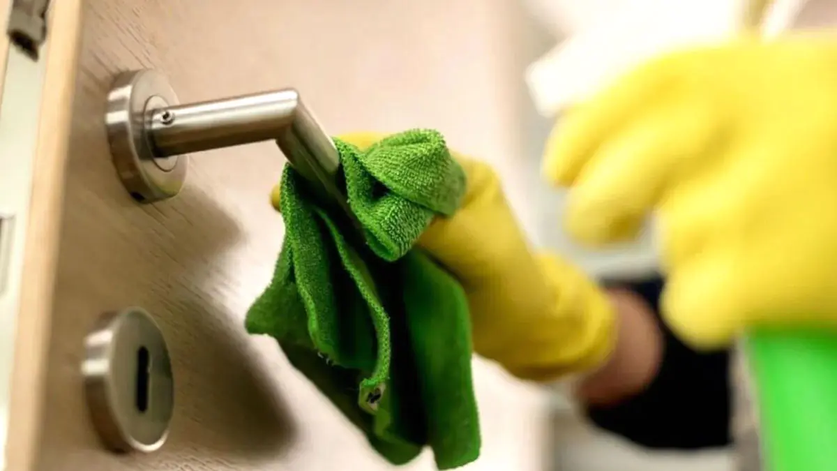 Jak vyčistit nerezový dřez, aby znovu vypadal jako nový