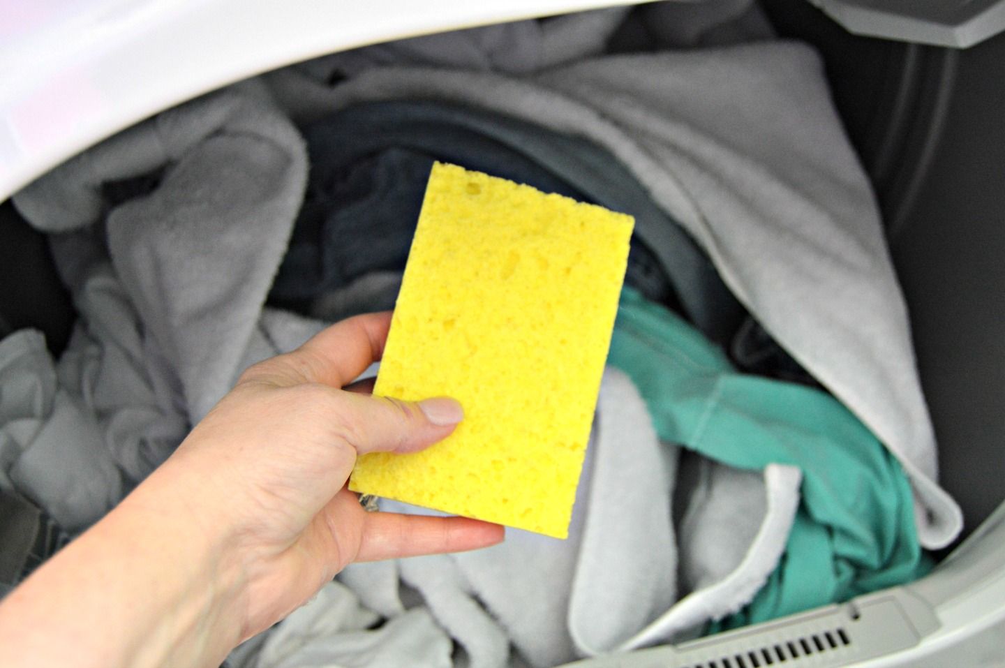 Vložte špongiu na umývanie riadu do práčky: prečo prekvapivo veľa ľudí prisahá, že používa tento jednoduchý trik