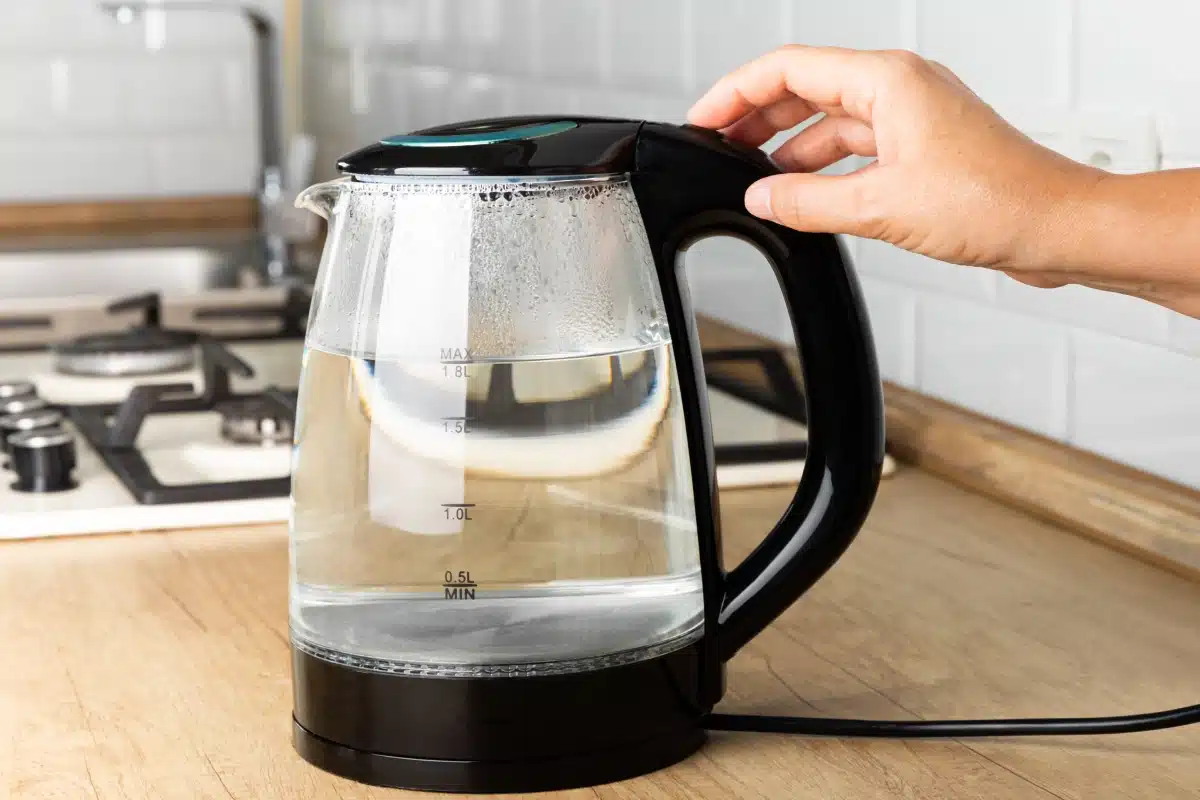 Vôbec nie je to ocot. Nalejte ho do kanvice a vodný kameň sa odlupuje po kúskoch