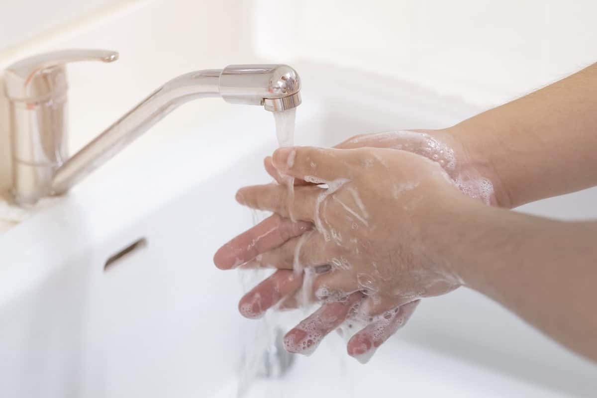 Naozaj umývanie rúk horúcou vodou ničí baktérie? Veda dáva odpoveď: nie, a tu je dôvod
