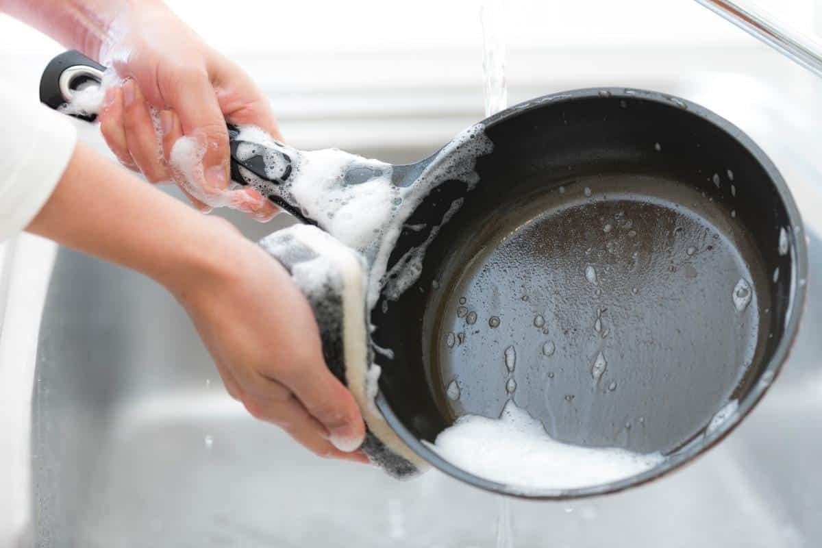 Tento čistiaci prostriedok je skutočný poklad. Staré panvice žiaria ako nové.