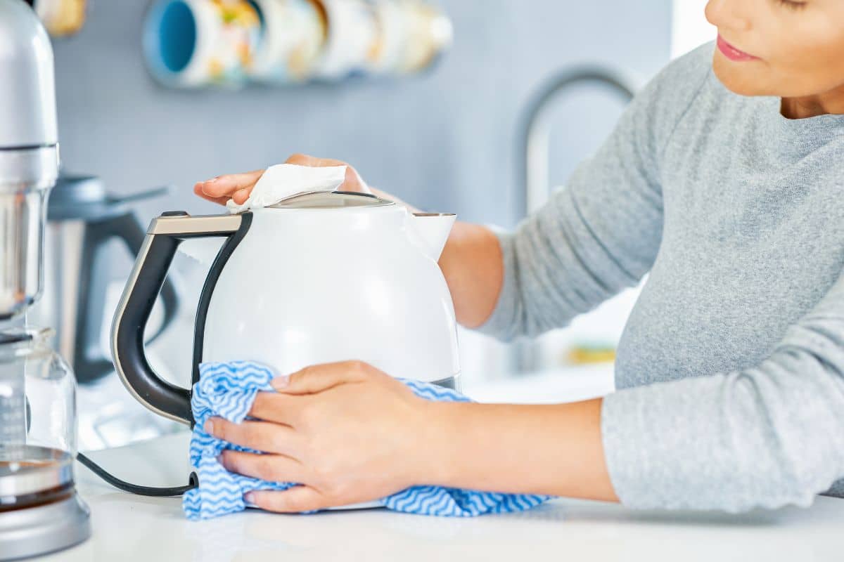 Ako odstrániť vodný kameň z kanvice bez octu? Domáci prostriedok na odstraňovanie vodného kameňa pôsobí za 10 minút