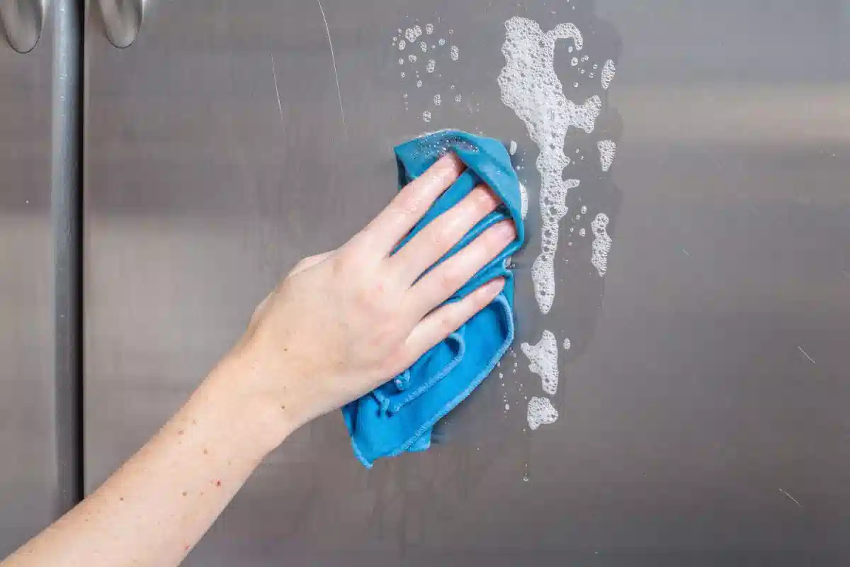 Utieranie chladničky handričkou namočenou vo vode a octe: prečo to robiť a ako často sa to odporúča