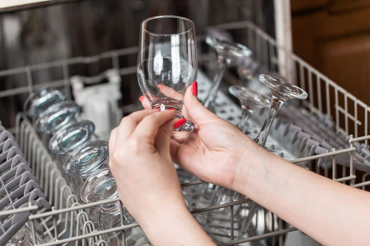 Sklenené poháre sú matné? Skontrolujte toto nastavenie v umývačke riadu