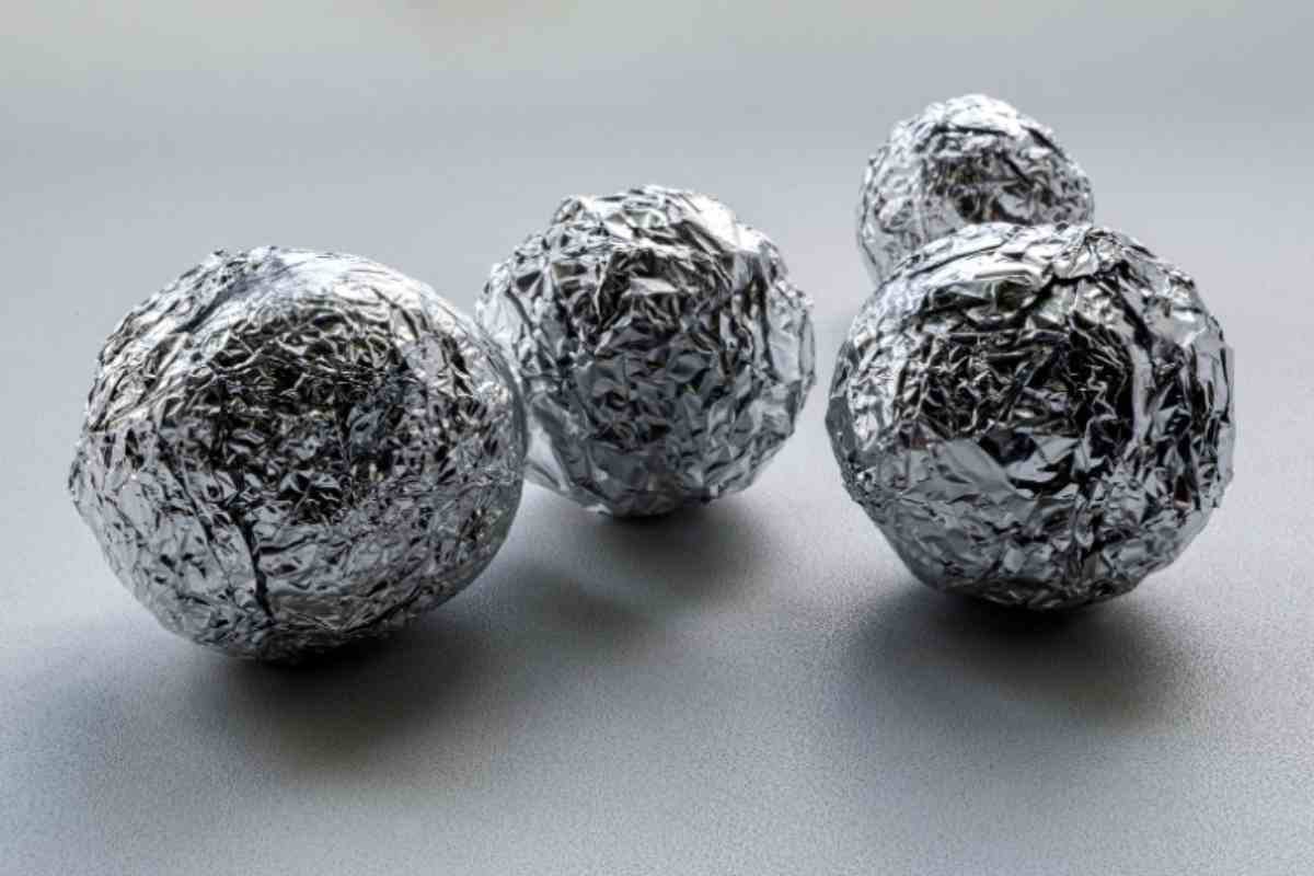 Čo sa stane, ak vložíte hliníkovú fóliu do vriacej vody, a na čo to môže byť užitočné v kuchyni?