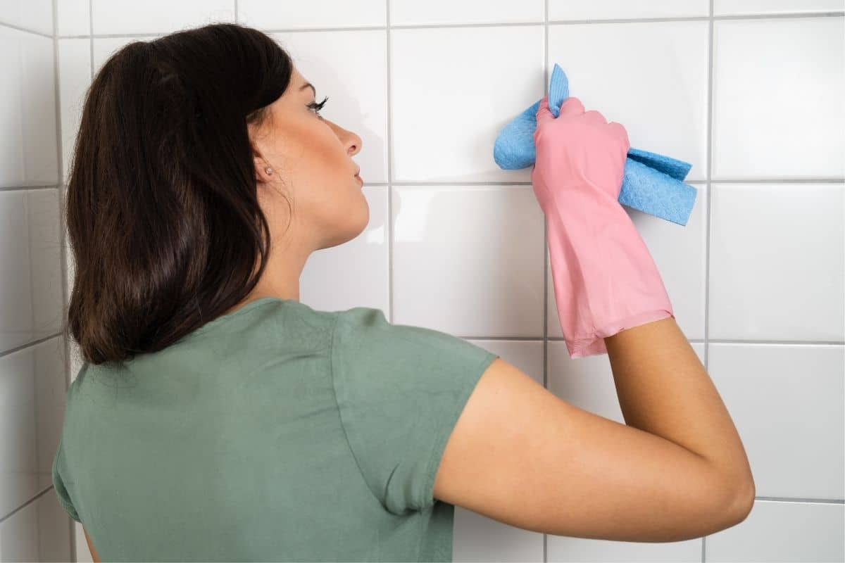 „Používam ho už 6 mesiacov“: škáry medzi dlaždicami sú opäť biele bez zbytočnej námahy