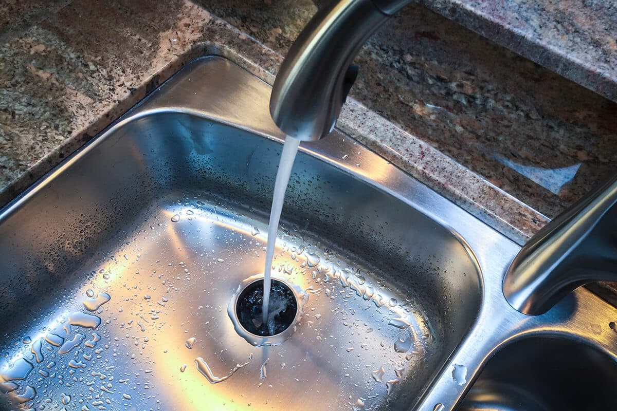 „Nalejte pol pohára tohto prostriedku a odtok sa vyčistí ako mávnutím čarovného prútika.“