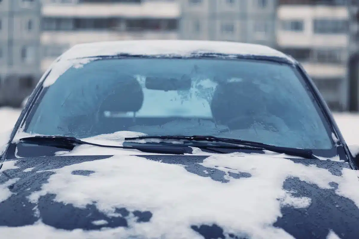 3 tipy, ako sa vyhnúť zahmlievaniu pri odmrazovaní čelného skla auta v zime