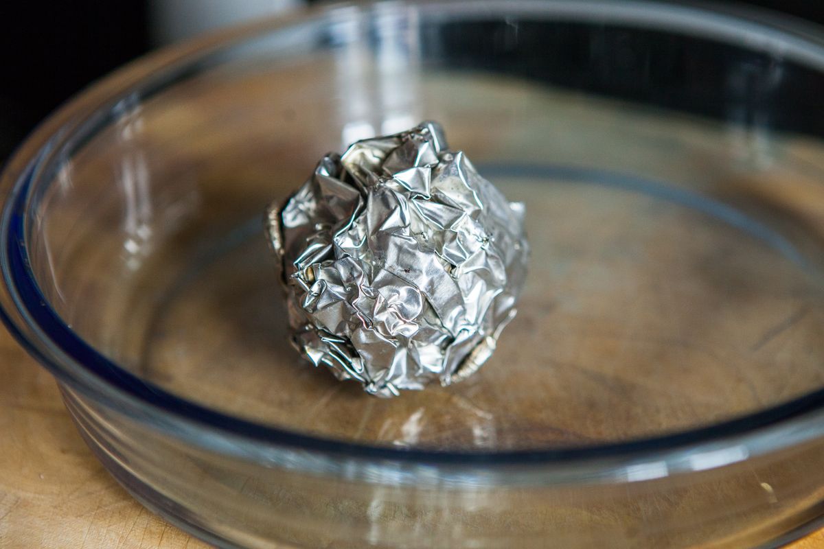 Čo sa stane, ak vložíte hliníkovú fóliu do vriacej vody, a na čo to môže byť užitočné v kuchyni?