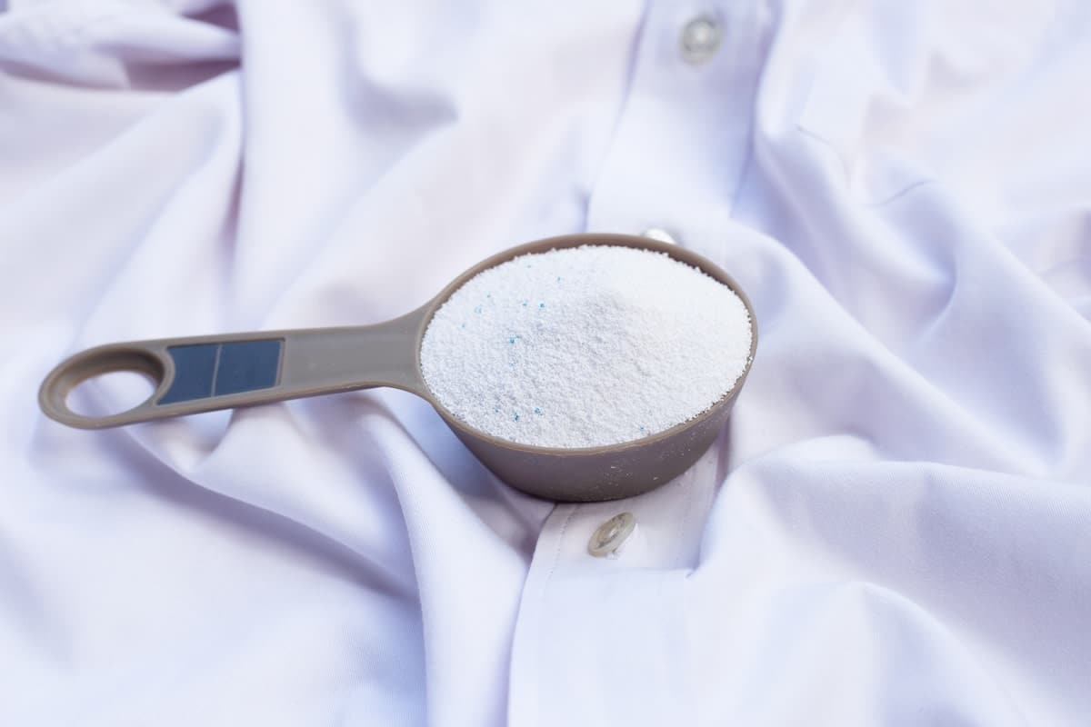 Zmiešajte jednu časť vodíkového peroxidu a tri časti hydrogenuhličitanu sodného: prečo sa to odporúča a načo to slúži