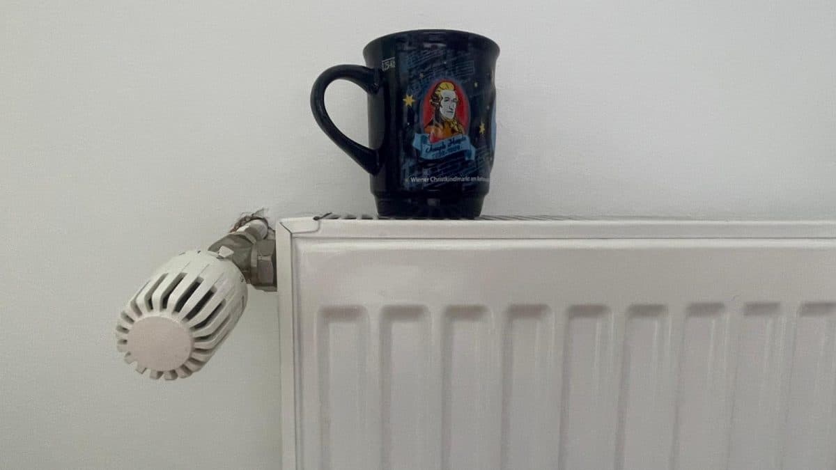 Prečo ľudia dávajú v zime pohár vody na radiátor? Jednoduché gesto môže mať vážne následky.