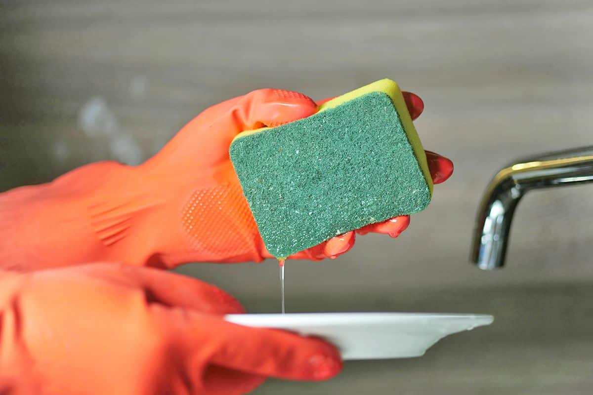 Kedy a ako dezinfikovať kuchynskú špongiu podľa odborníka