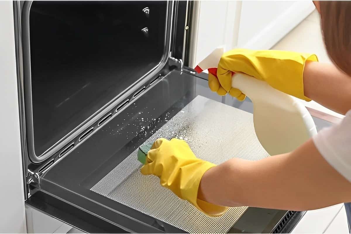 Rozprašovanie octu vo vnútri vypnutého rúry: načo je to potrebné a kedy to robiť