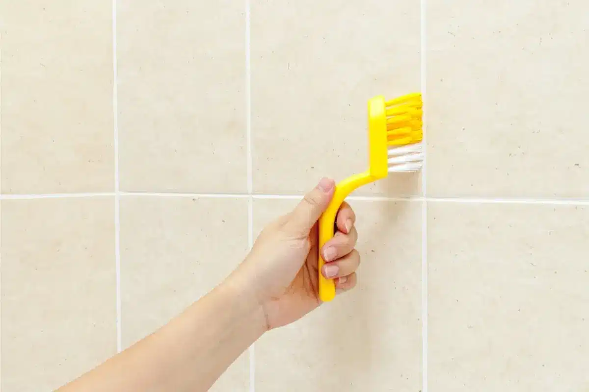 Čím vyčistiť škáry v kúpeľni? Metódy boja proti plesni, usadeninám a škvrnám – od domácich po profesionálne