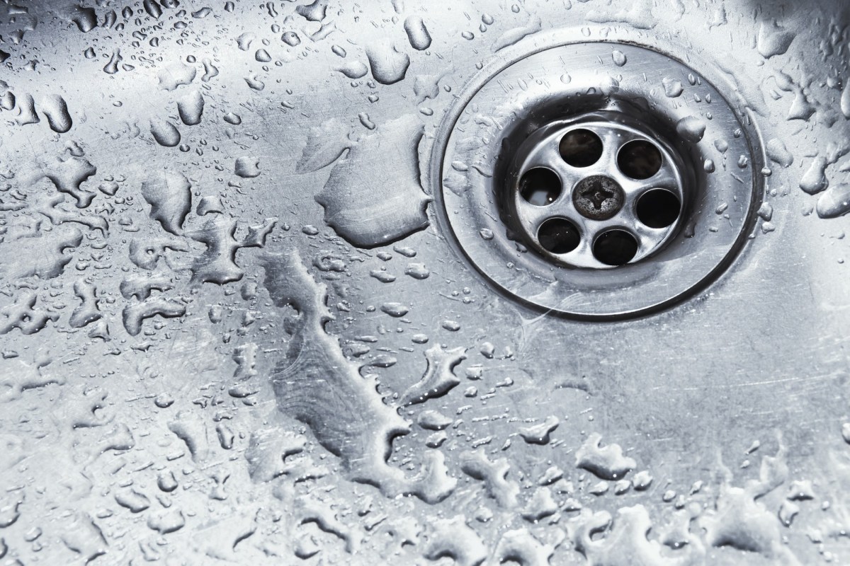 Deväť vecí, ktoré podľa inštalatérov nemožno vyhadzovať do kanalizácie