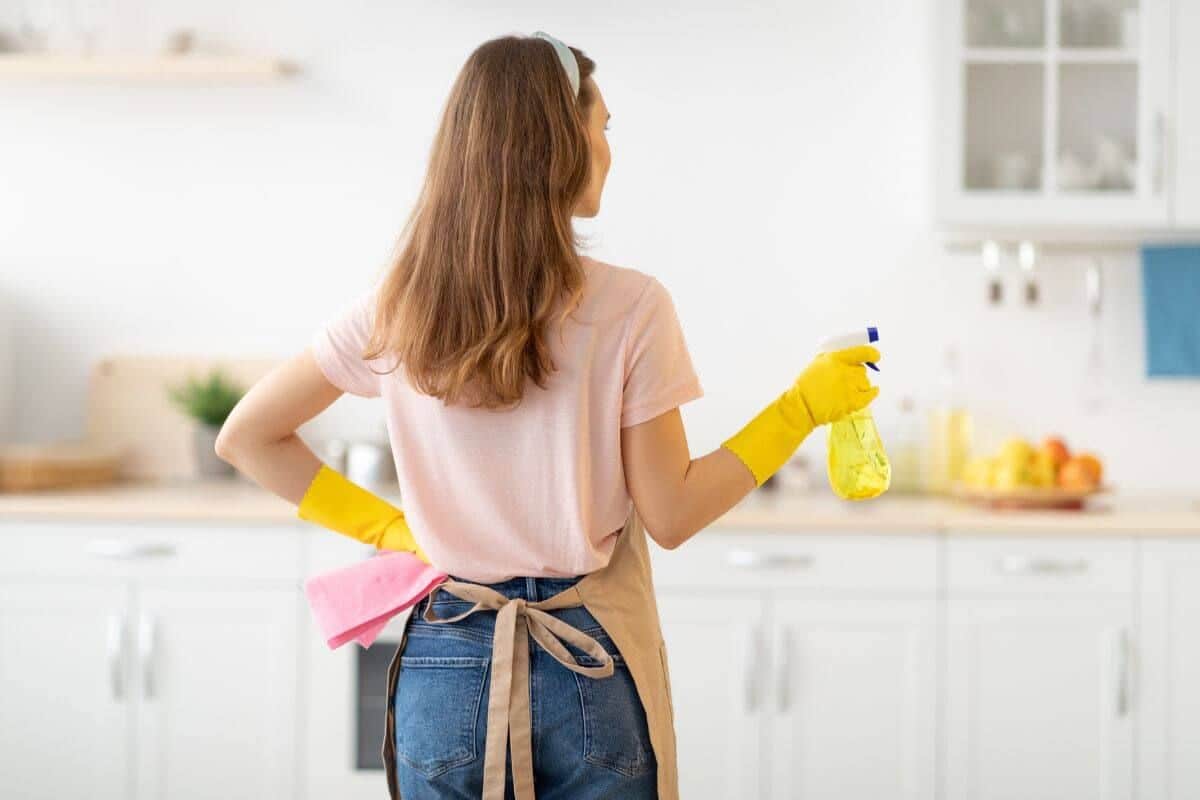 Zmiešajte 3 ingrediencie z kuchynskej skrinky. Odstránite aj tie najodolnejšie nečistoty