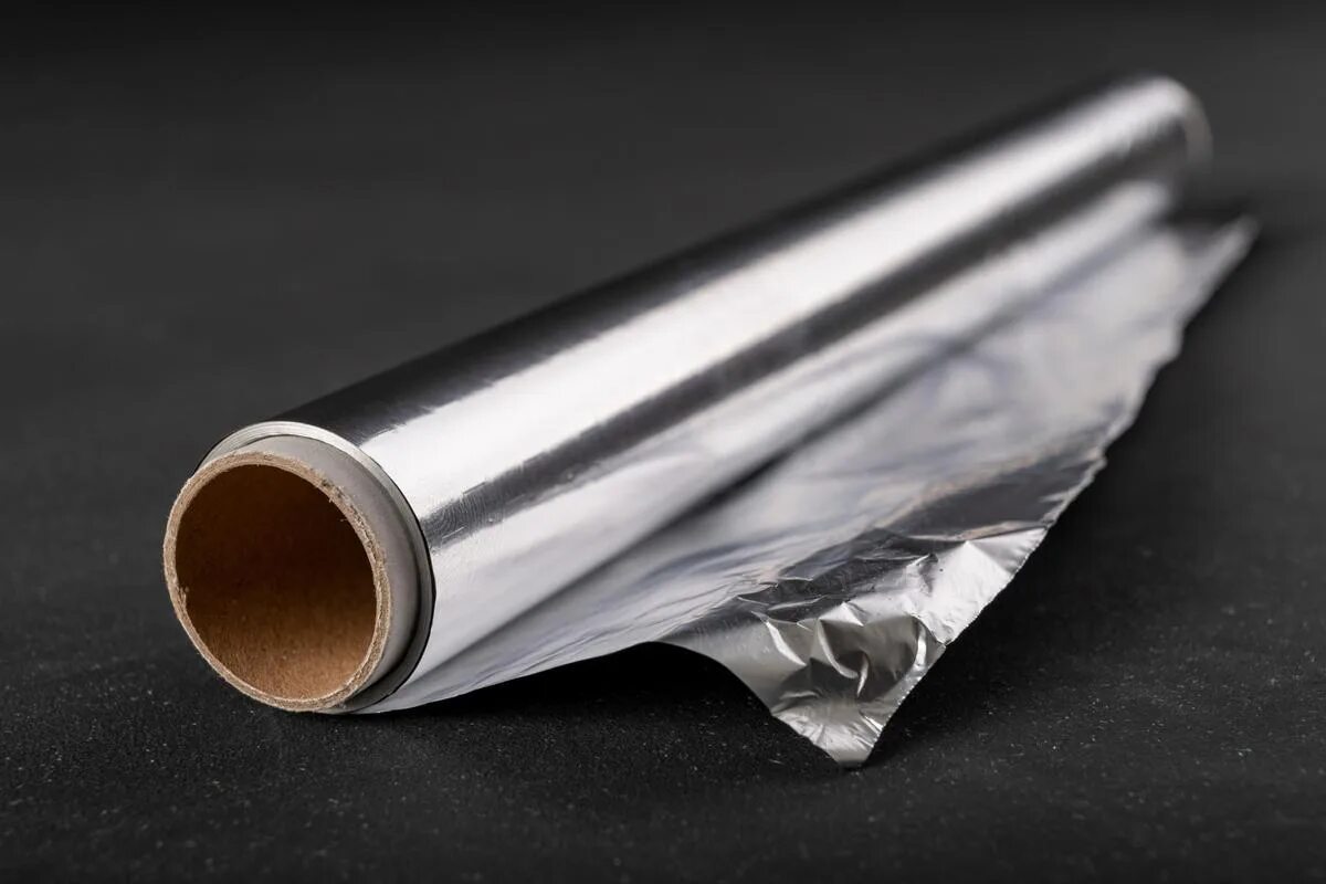 Umiestnenie hliníkovej fólie na rastlinu rozmarínu: prečo sa to odporúča a načo je to potrebné