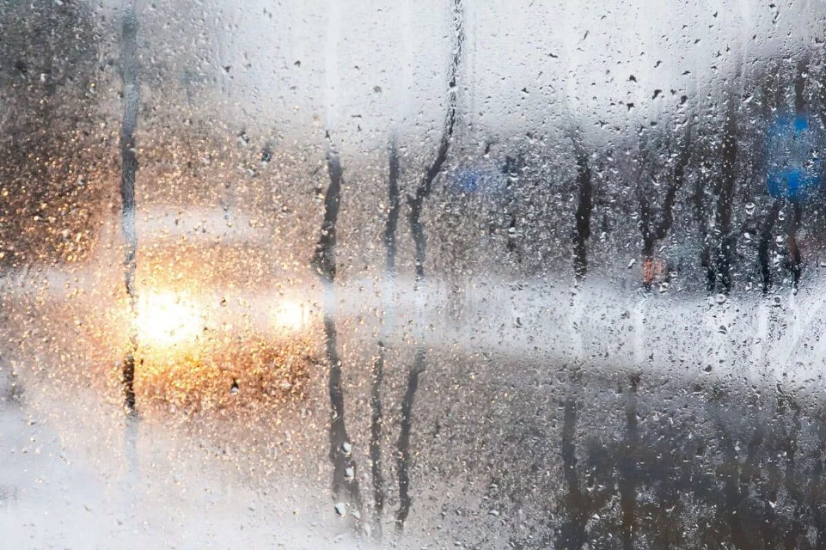 Kondenzácia na oknách: prečo vzniká a ako jej účinne predchádzať