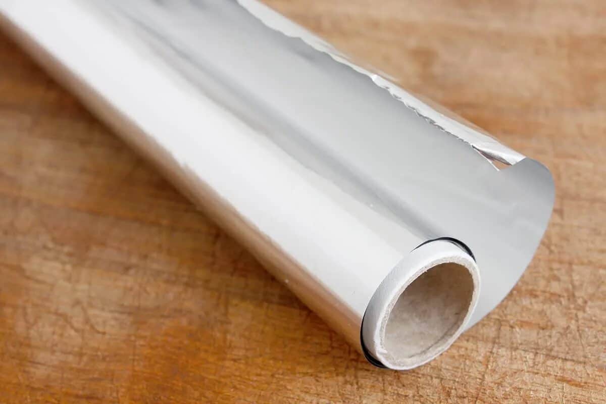 Tento trik s hliníkovou fóliou vám môže pomôcť odhaliť problémy s vlhkosťou vo vašich stenách