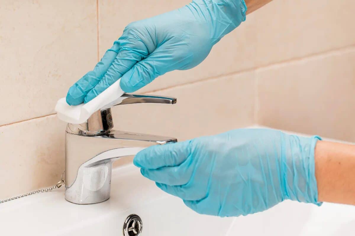 Na čistenie vodovodných kohútikov od vodného kameňa môžete zabudnúť na ocot a citrón: tento málo známy trik im bez námahy dodá lesk ako nové.