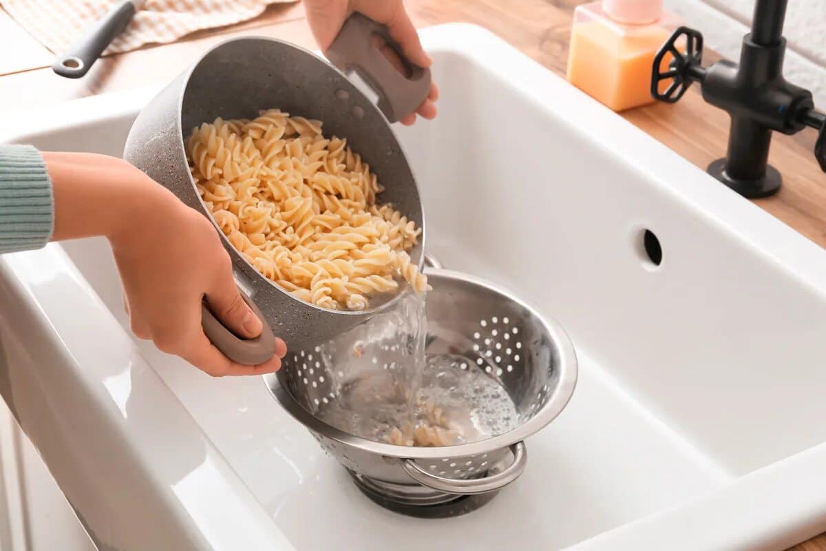 Prečo je podľa inštalatérov zlievanie horúcej vody z cestovín do umývadla zlý nápad