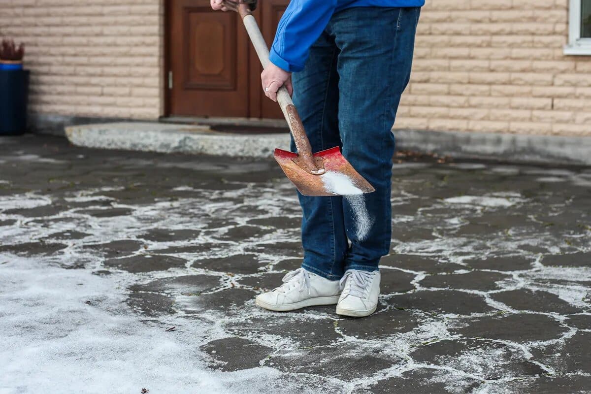 Alternatíva k soli na chodníku. Budete prekvapení, čo funguje účinnejšie