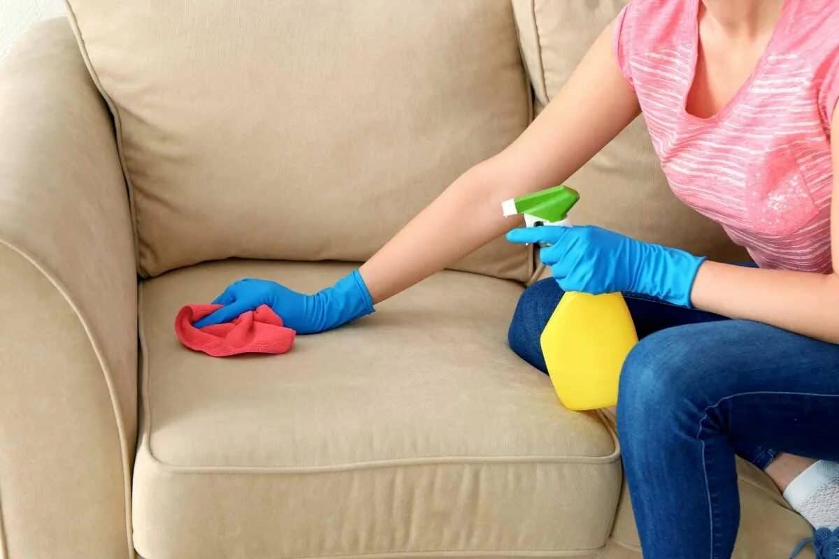 Fľaky na pohovke: prestaňte trieť, v minulosti používali zmes 3 zložiek bez škvŕn a chemikálií