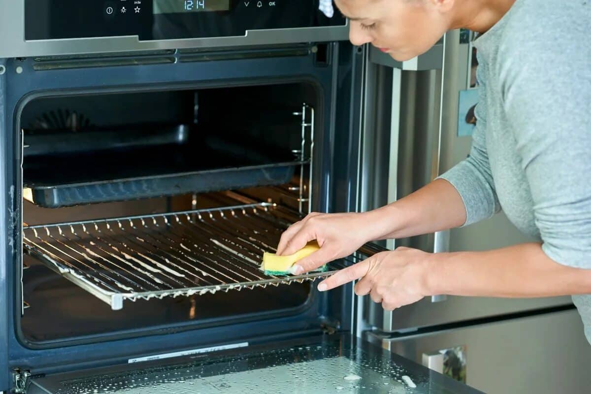 Stále sa snažíte vyčistiť znečistenú rúru? Táto zmes dvoch produktov, ktorá stojí menej ako 5 eur, čistí bez namáhavého drhnutia