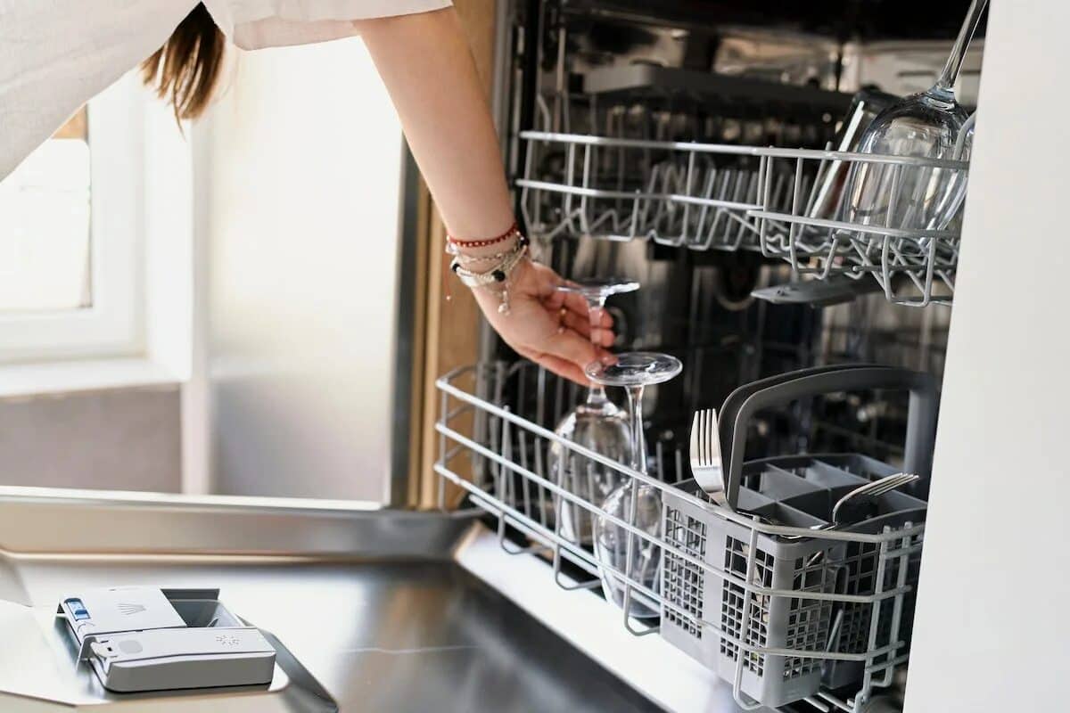 Ako vyčistiť umývačku riadu a navždy sa zbaviť nepríjemných zápachov