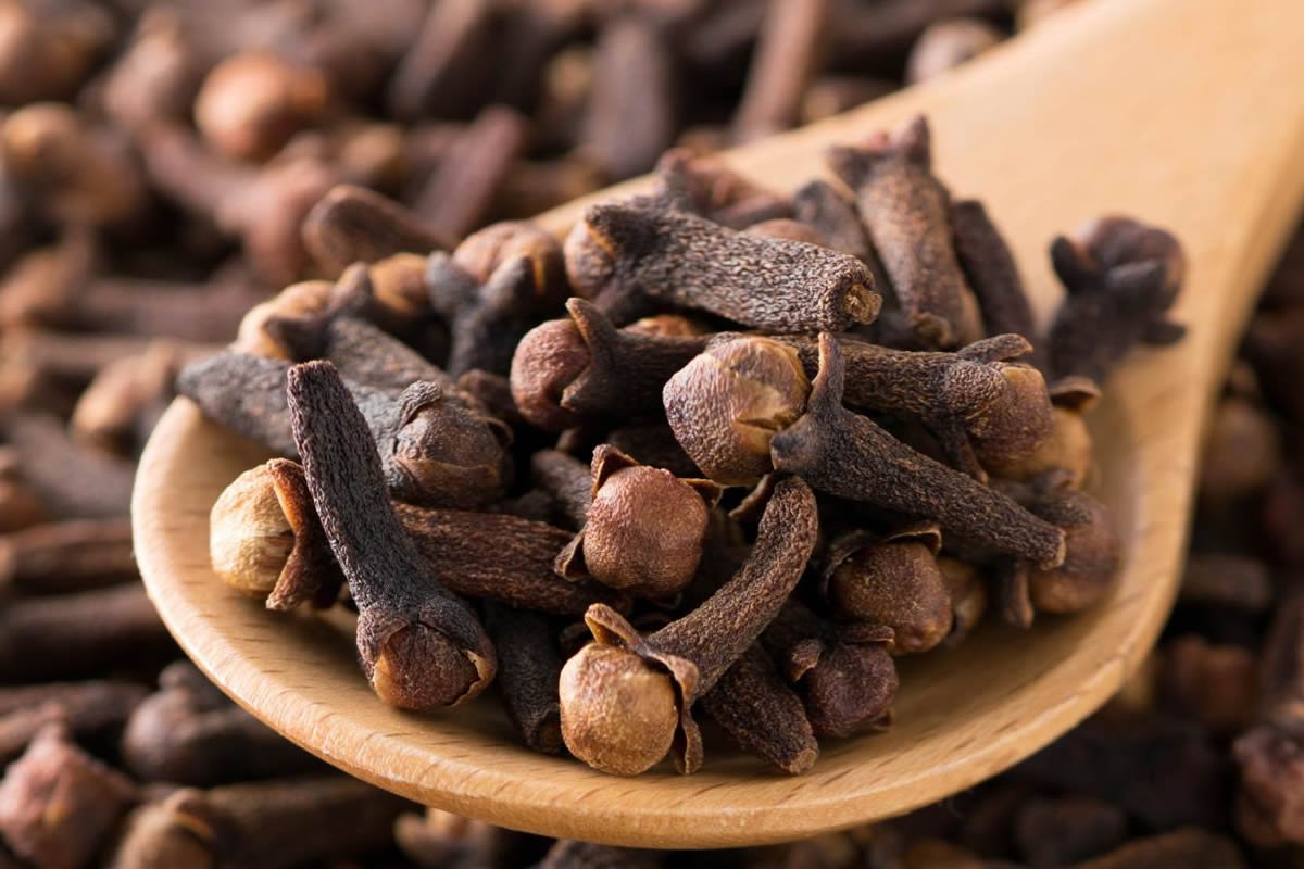 Malá hrsť klinčekov v malej miske účinne ochráni celý váš dom pred komármi.