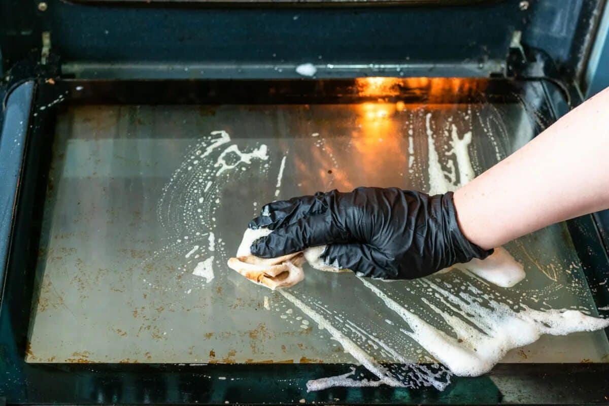 Ako znova vyčistiť sklo rúry v 5 jednoduchých krokoch