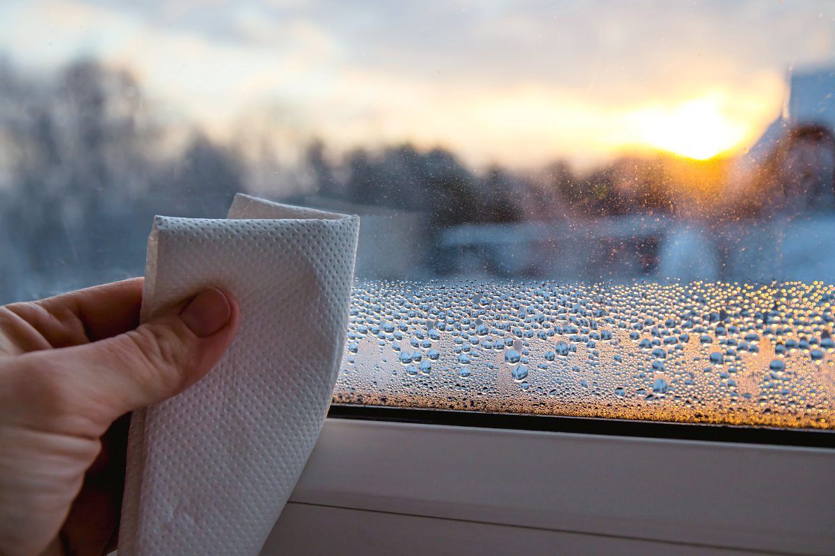 Vo vnútri domu sa na oknách rýchlo hromadí vlhkosť. Je dôležité si to všimnúť a zbaviť sa toho.