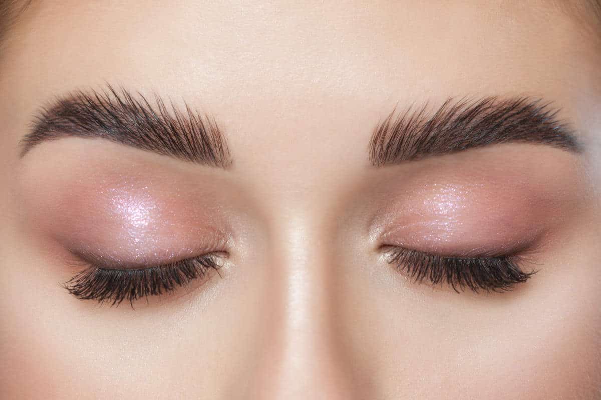 Zabudnite na hennu na obočie. Stačia dva produkty, ktoré máte v kuchyni, aby ste ztmavili chĺpky o jeden odtieň.