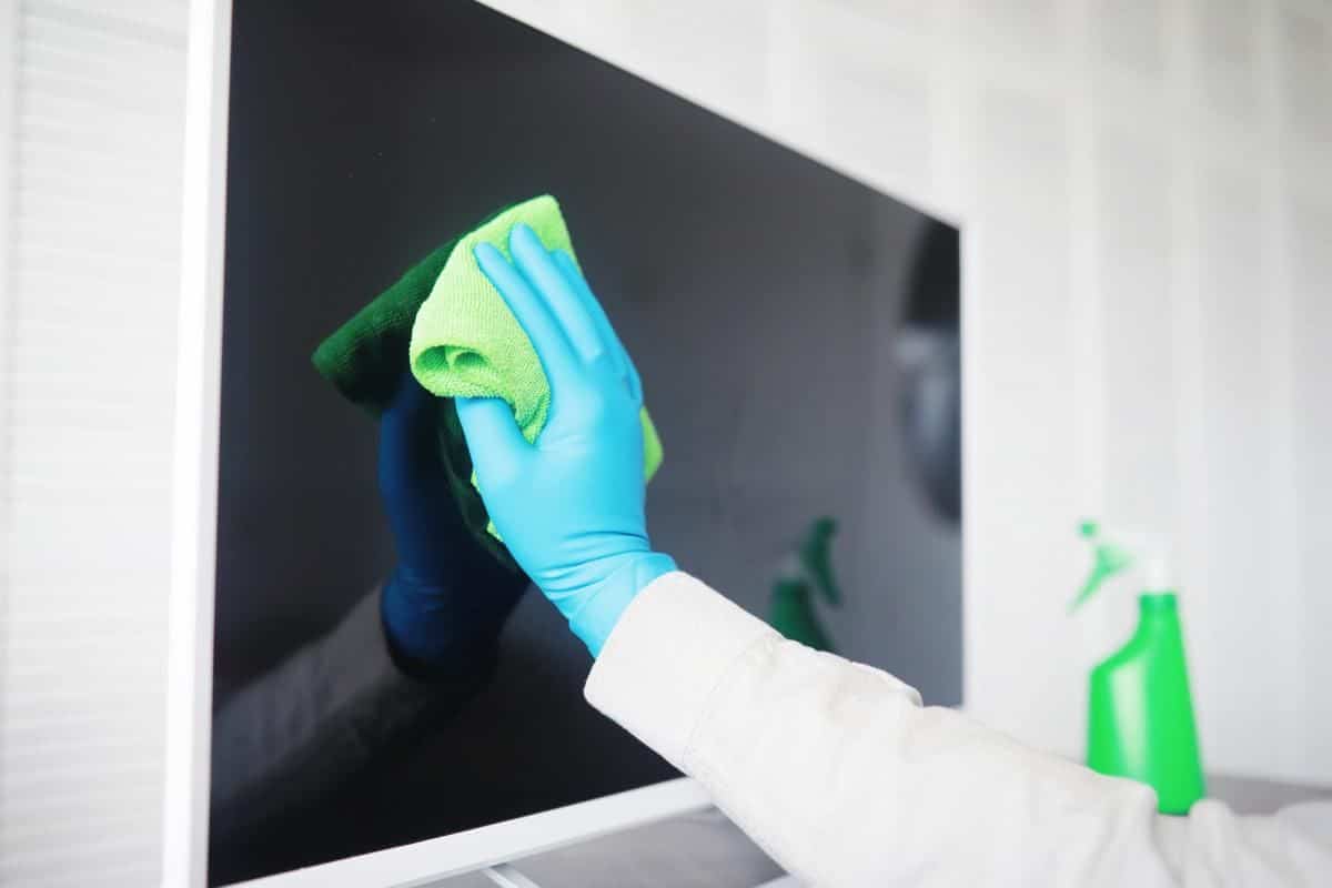 Ako bezpečne a rýchlo vyčistiť televízor? Tento spôsob naozaj funguje