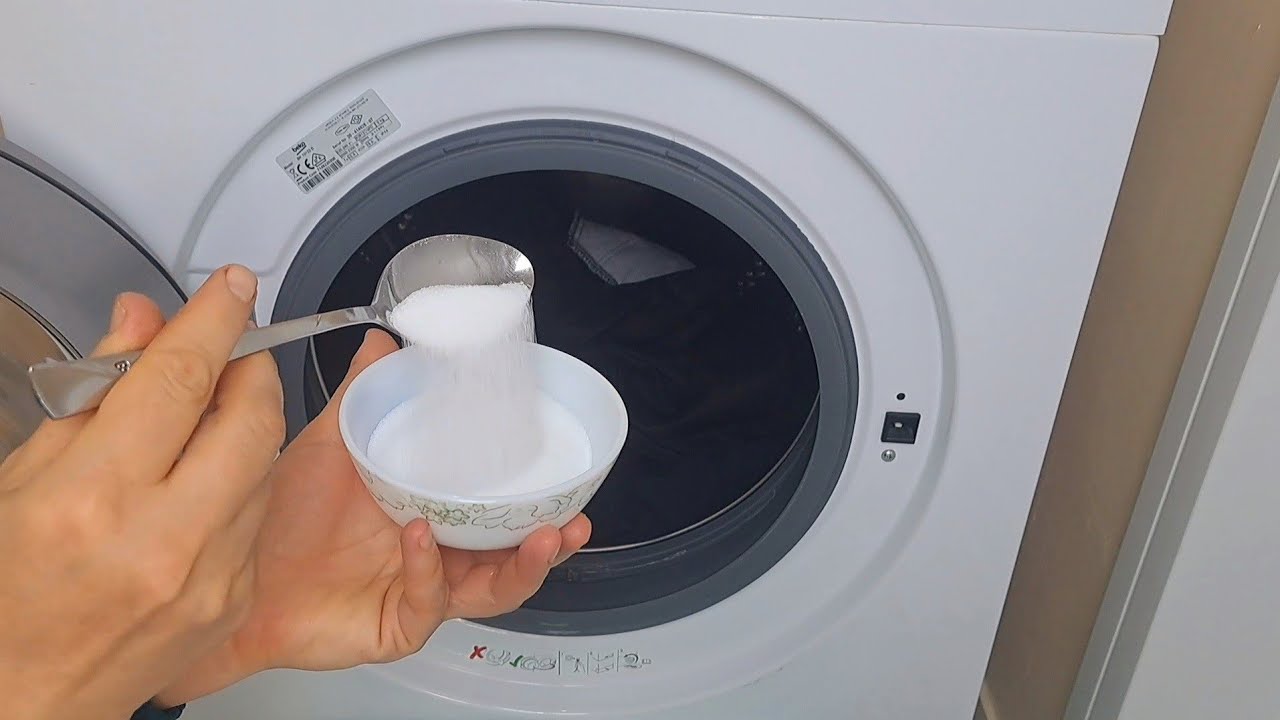 Prečo sa odporúča používať lyžicu soli v práčkach a na čo je potrebná