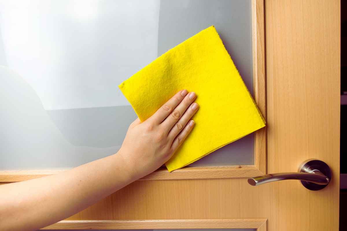 Ako odstrániť mastnotu z dverí za 5 minút bez škrabancov a chemikálií