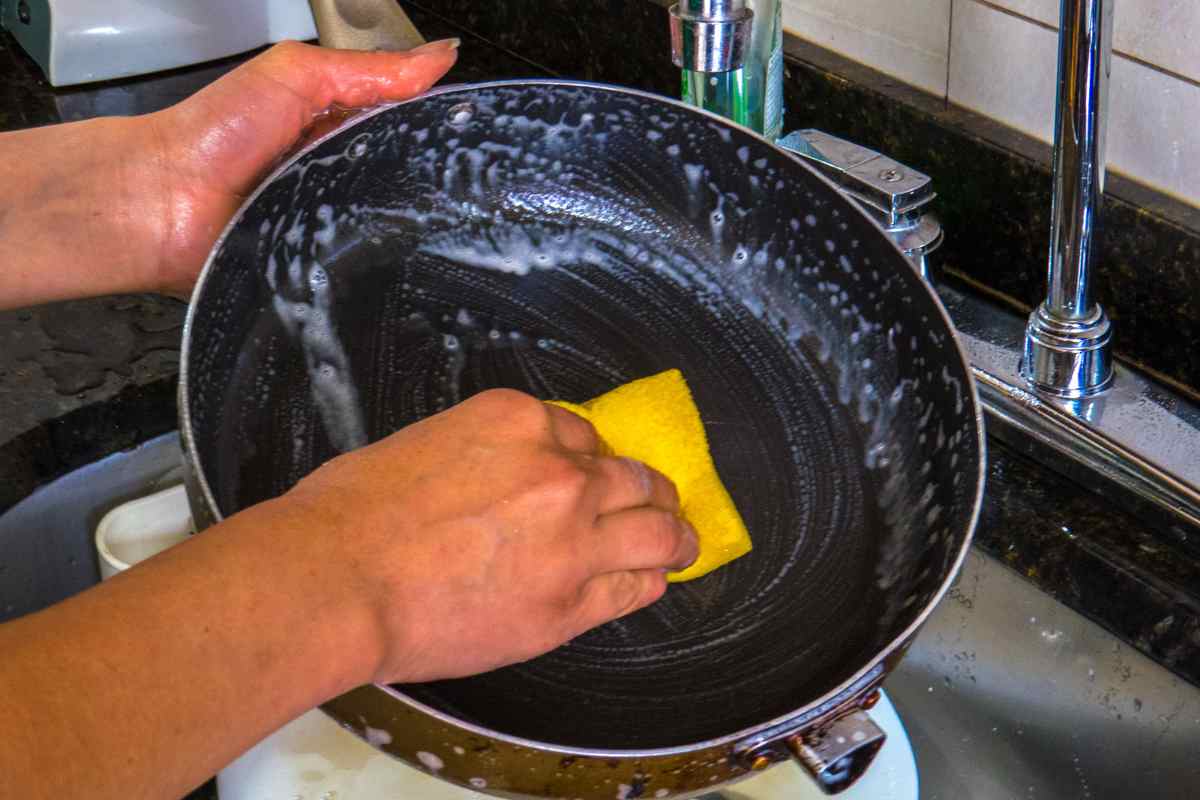 Funguje, keď ostatné metódy nepomáhajú. Starý tuk zmizne zo dna panvice alebo hrnca