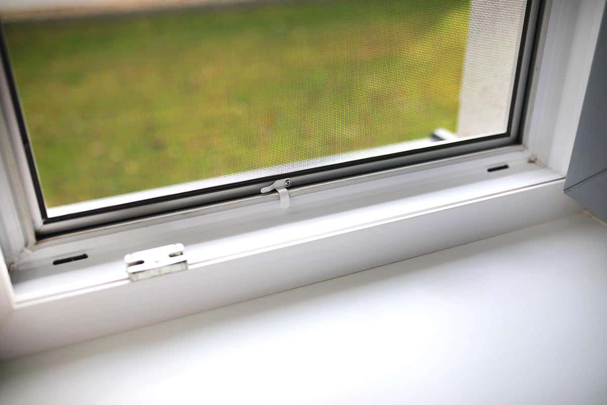 Na čistenie okenných drážok táto expertka používa predmet z vašej peňaženky, a to všetko mení