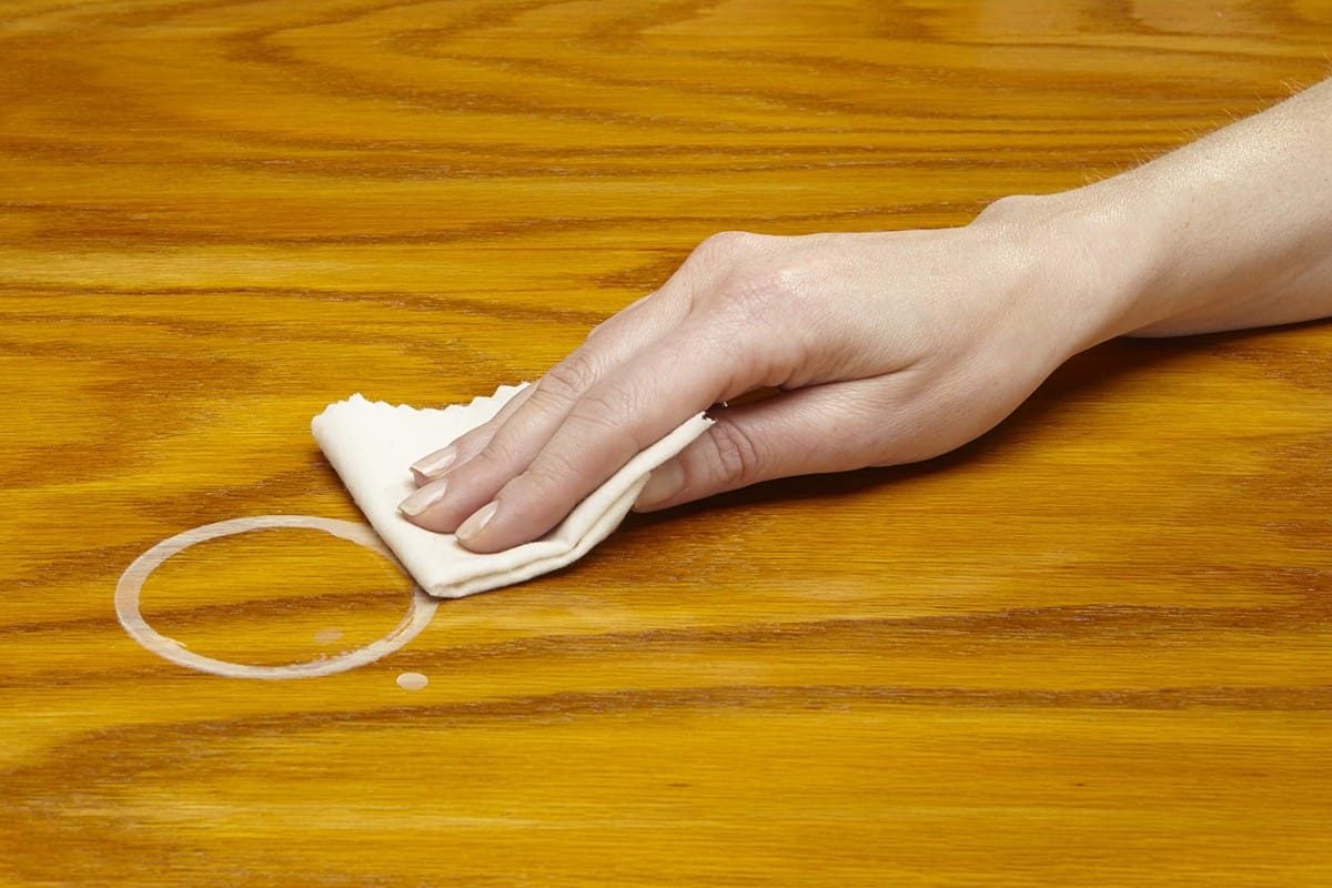 Stopy vody na dreve: táto zmes dvoch kuchynských ingrediencií ich odstráni bez brúsenia a chemických prostriedkov