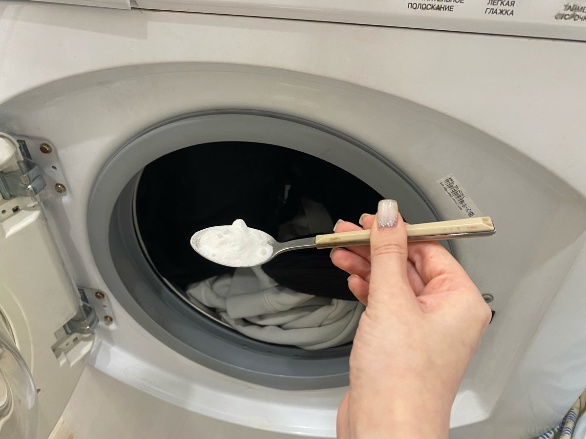 Prečo sa odporúča používať lyžicu soli v práčkach a na čo je potrebná