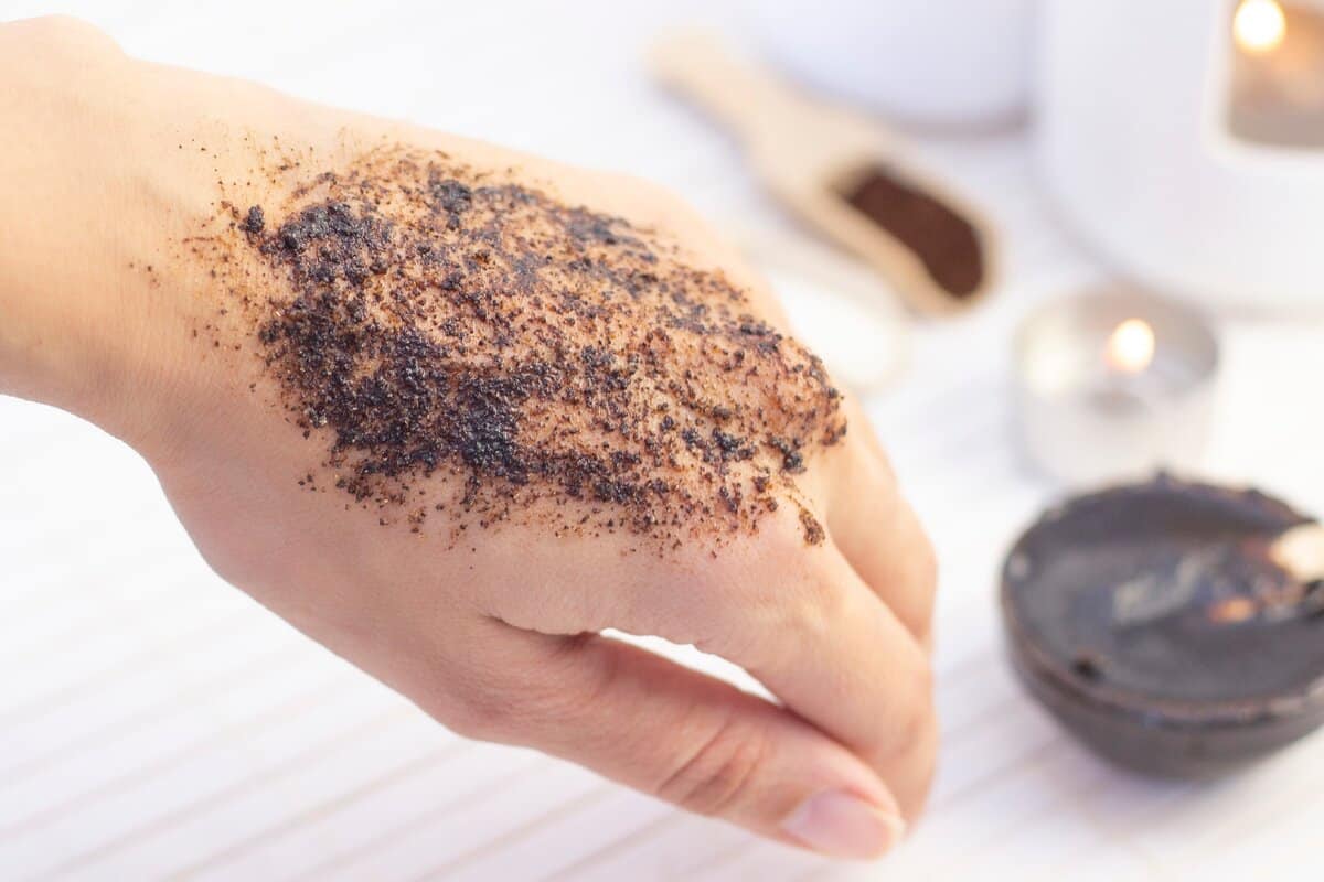 Umyvanie rúk soľou a kávou: prečo sa to odporúča a načo je to dobré?